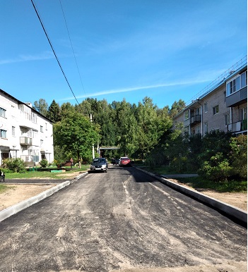 Привели в порядок двор.