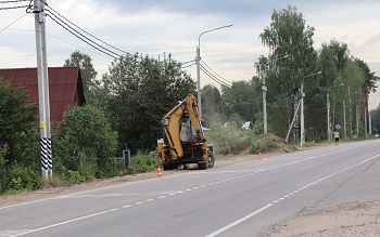 Строим новый тротуар.