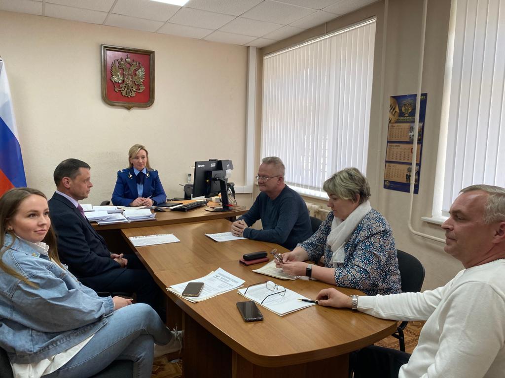 В прокуратуре Кадуйского района состоялось межведомственное совещание по вопросу состояния законности в сфере ЖКХ, в том числе при подготовке к предстоящему отопительному сезону.