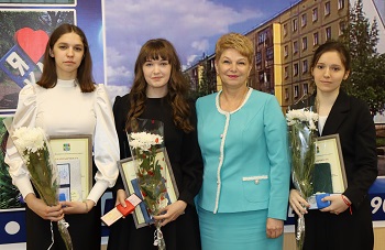 За отличную учёбу наградили медалями.