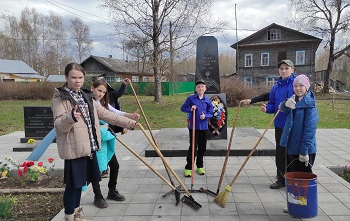 Приводим в порядок памятники.