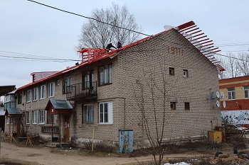 В домах отремонтируют кровли. В домах отремонтируют кровли.